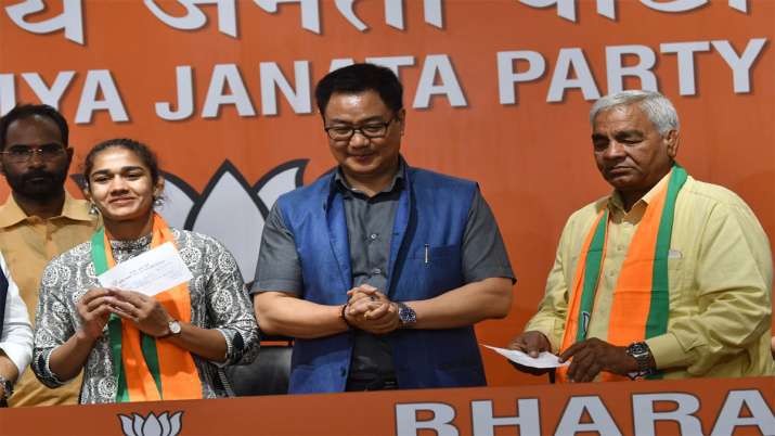 Babita Fogat along with her father Mahavir Phogat Joins BJP ahead of assembly elections Babita Fogat along with her father Mahavir Phogat Joins BJP ahead of assembly elections- India TV