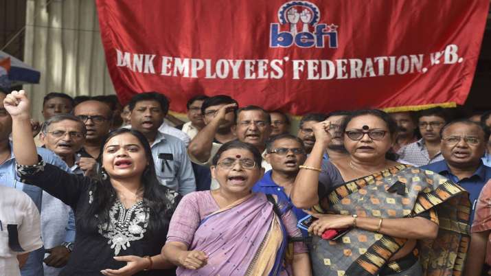 Bank employees stage protest against Centre's decision to merge PSU banks Bank employees stage protest against Centre's decision to merge PSU banks- India TV Paisa