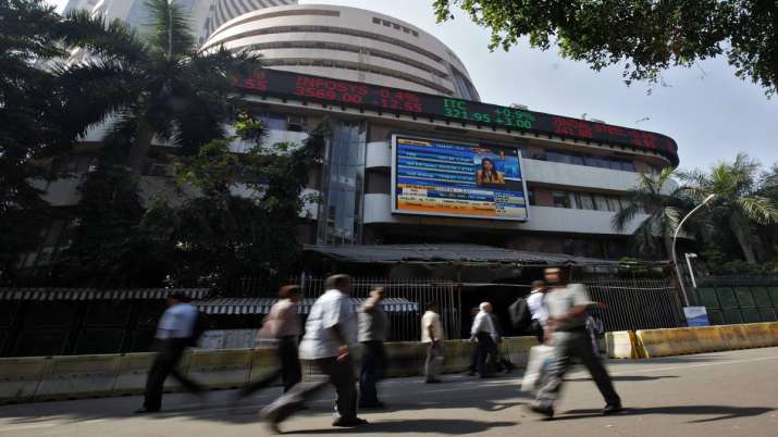 Sensex tanks over 418 points amid Kashmir uncertainty Sensex tanks over 418 points amid Kashmir uncertainty- India TV Paisa