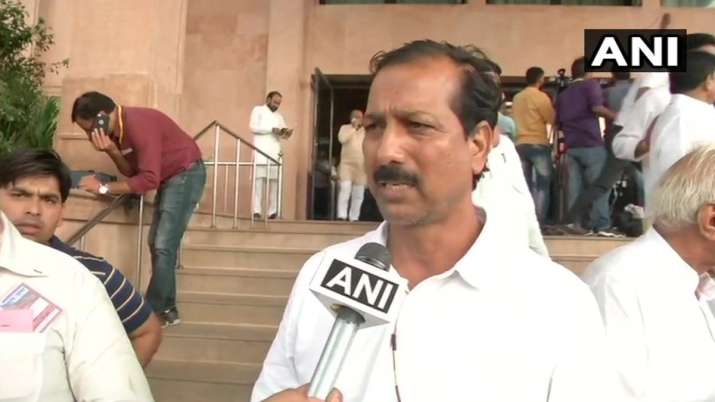 बीएसपी विधायक का सनसनीखेज खुलासा, कहा-पार्टी में चुनावी टिकटों की बोली लगती है बीएसपी विधायक का सनसनीखेज खुलासा, कहा-पार्टी में चुनावी टिकटों की बोली लगती है- India TV