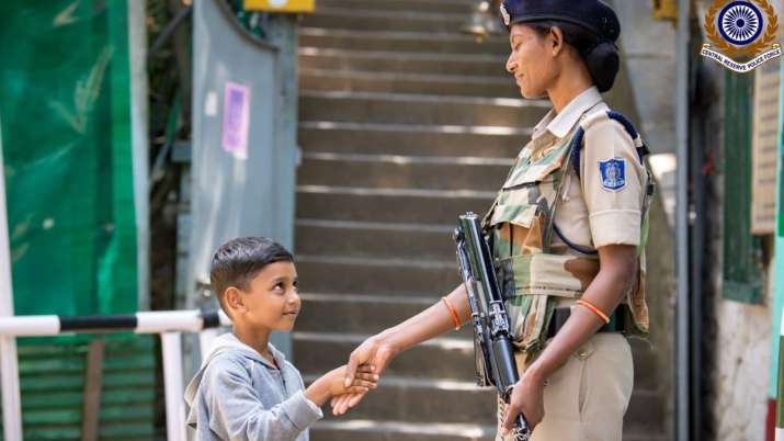 Photo of Kashmiri boy shaking hands with CRPF personnel wins hearts | Twitter Photo of Kashmiri boy shaking hands with CRPF personnel wins hearts | Twitter- India TV