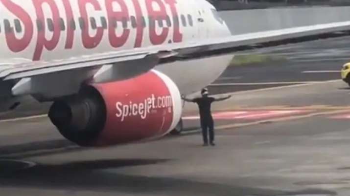 Man scales Mumbai airport wall and walks up to plane, arrested by CISF Man scales Mumbai airport wall and walks up to plane, arrested by CISF- India TV