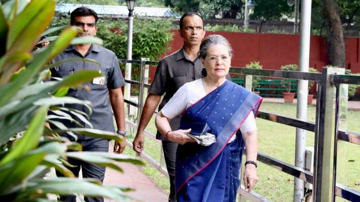CWC बैठक से निकले सोनिया-राहुल, कहा-हम दोनों अध्यक्ष के चयन की प्रक्रिया में शामिल नहीं हो सकते CWC बैठक से निकले सोनिया-राहुल, कहा-हम दोनों अध्यक्ष के चयन की प्रक्रिया में शामिल नहीं हो सकते- India TV