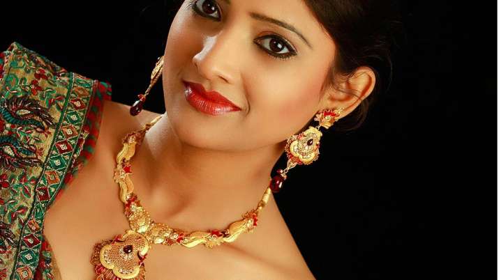 Gold prices up marginally; silver tumbles by Rs 590 per kg Gold prices up marginally; silver tumbles by Rs 590 per kg- India TV Paisa