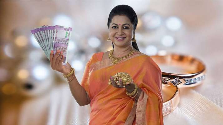 Gold surges to record high, nears Rs 37,000 Gold surges to record high, nears Rs 37,000- India TV Paisa