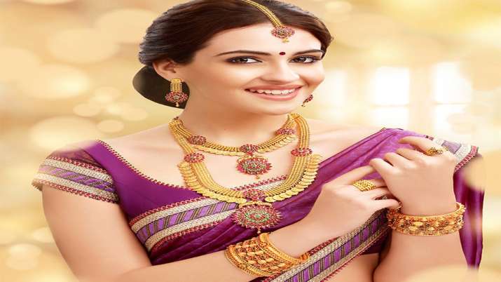 Gold slips from all-time high level, falls Rs 163 Gold slips from all-time high level, falls Rs 163- India TV Paisa
