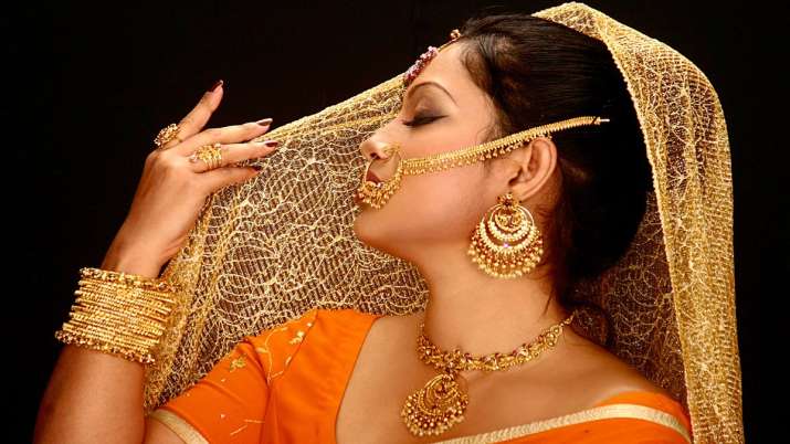 Gold nears Rs 40,000; silver soars Rs 2,110 Gold nears Rs 40,000; silver soars Rs 2,110- India TV Paisa
