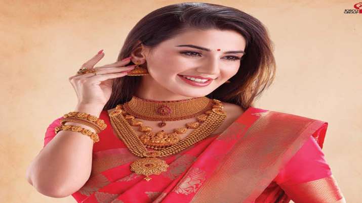 Gold crosses record Rs 40,000-mark as recession fears seep in Gold crosses record Rs 40,000-mark as recession fears seep in- India TV Paisa
