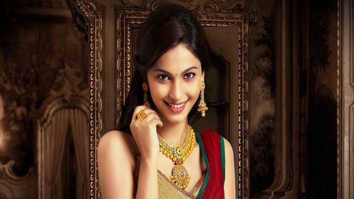 Gold retouches all-time high mark of Rs 38,470 on jewellers' buying Gold retouches all-time high mark of Rs 38,470 on jewellers' buying- India TV Paisa