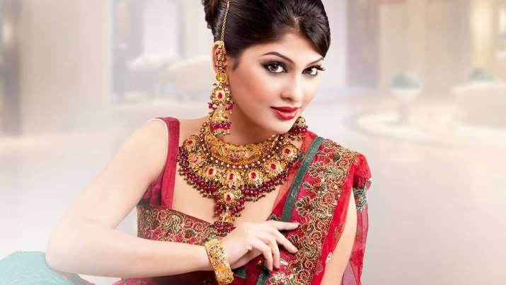 Gold surges to fresh all-time high of Rs 38,470 Gold surges to fresh all-time high of Rs 38,470- India TV Paisa