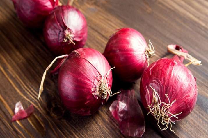 Centre warns of strict action against hoarding of onion Centre warns of strict action against hoarding of onion- India TV Paisa