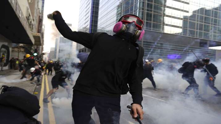 Hong Kong police fire tear gas in renewed clash with... Hong Kong police fire tear gas in renewed clash with...- India TV
