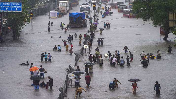 देश के अधिकांश हिस्सों में भारी बारिश; कर्नाटक, महाराष्ट्र में स्थिति गंभीर देश के अधिकांश हिस्सों में भारी बारिश; कर्नाटक, महाराष्ट्र में स्थिति गंभीर- India TV