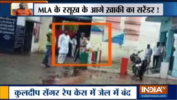 जेल में भी चलता है उन्नाव रेप कांड के आरोपी कुलदीप सिंह सेंगर का राज, वीडियो वायरल जेल में भी चलता है उन्नाव रेप कांड के आरोपी कुलदीप सिंह सेंगर का राज, वीडियो वायरल- India TV