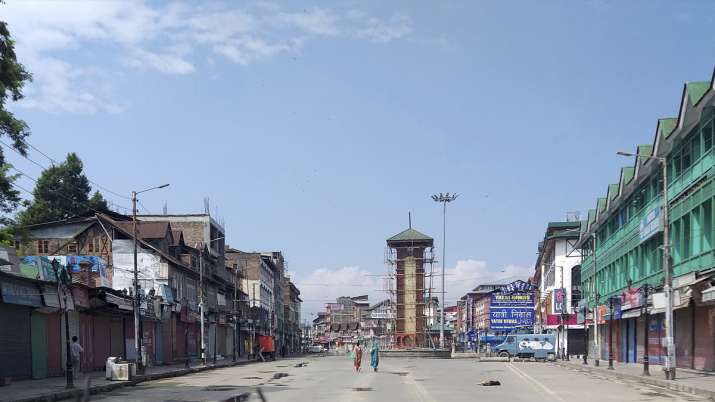 15 दिन बाद खुला श्रीनगर का लाल चौक, हटाए गए कंटीले तार 15 दिन बाद खुला श्रीनगर का लाल चौक, हटाए गए कंटीले तार- India TV