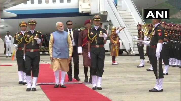 पीएम मोदी दो दिवसीय यात्रा पर भूटान पहुंचे, हवाई अड्डे पर हुआ जोरदार स्वागत पीएम मोदी दो दिवसीय यात्रा पर भूटान पहुंचे, हवाई अड्डे पर हुआ जोरदार स्वागत- India TV