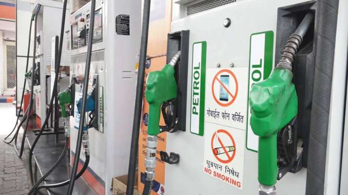 Petrol, diesel become cheaper in Delhi than UP Petrol, diesel become cheaper in Delhi than UP- India TV Paisa