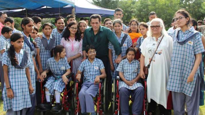 'दबंग 3' के सेट पर सलमान... 'दबंग 3' के सेट पर सलमान...- India TV