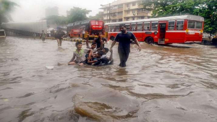 Heavy rainfall and waterlogged in Mumbai Heavy rainfall and waterlogged in Mumbai- India TV