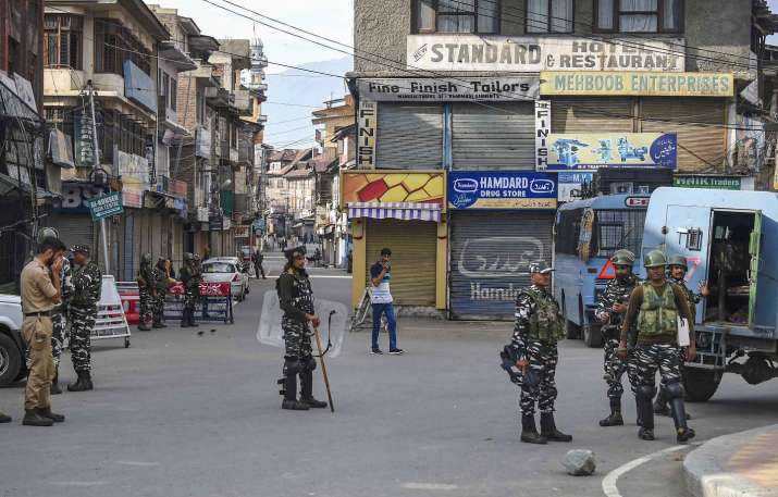 Security personnel stand guard during restrictions... Security personnel stand guard during restrictions...- India TV