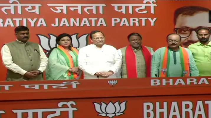 Delhi: TMC MLA Sovan Chatterjee joins Bharatiya Janata Party in presence of BJP leader Mukul Roy Delhi: TMC MLA Sovan Chatterjee joins Bharatiya Janata Party in presence of BJP leader Mukul Roy- India TV