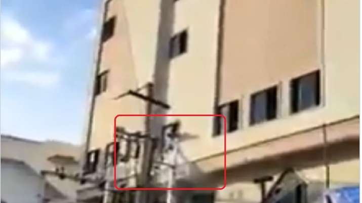 साहो का पोस्टर लगा रहे प्रभास के फैन को लगा बिजली का झटका साहो का पोस्टर लगा रहे प्रभास के फैन को लगा बिजली का झटका- India TV