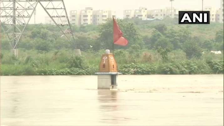 Water from overflowing Yamuna river enters Nigambodh Ghat Water from overflowing Yamuna river enters Nigambodh Ghat- India TV