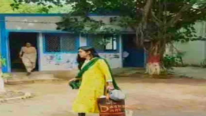 Aishwarya Rai wife of Tej Pratap leaves Rabri residence Aishwarya Rai wife of Tej Pratap leaves Rabri residence - India TV