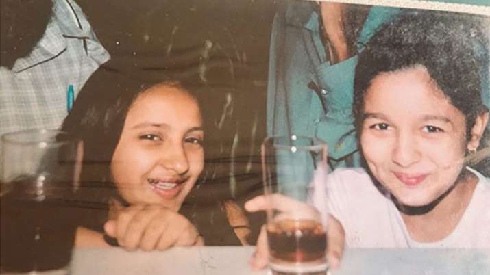 आलिया भट्ट ने फ्रेंड के बर्थडे पर शेयर की अपनी Throwback Picture आलिया भट्ट ने फ्रेंड के बर्थडे पर शेयर की अपनी Throwback Picture- India TV