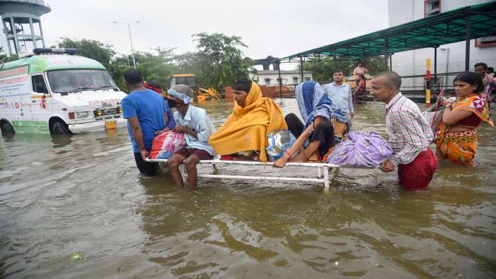 Patients being shifted from flooded Nalanda Medical... Patients being shifted from flooded Nalanda Medical...- India TV