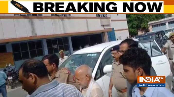 पूर्व केंद्रीय मंत्री चिन्मयानंद यौन शोषण के आरोप में गिरफ्तार पूर्व केंद्रीय मंत्री चिन्मयानंद यौन शोषण के आरोप में गिरफ्तार- India TV