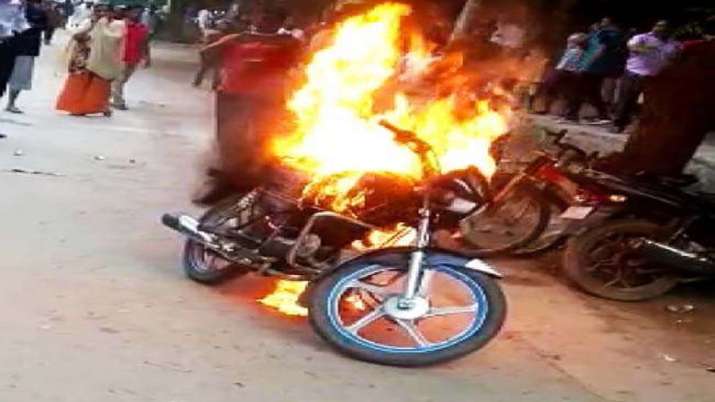 पुलिसवाले ने काटा चालान तो सवार ने बाइक में हीं लग दी आग पुलिसवाले ने काटा चालान तो सवार ने बाइक में हीं लग दी आग- India TV