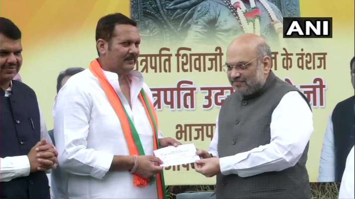 Descendant of Shivaji maharaj Udayanraje Bhosale joins BJP Descendant of Shivaji maharaj Udayanraje Bhosale joins BJP- India TV