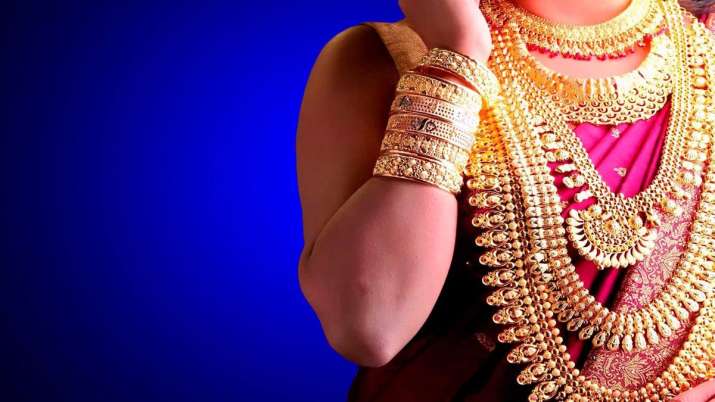 Gold slips Rs 40 to Rs 39,600 on muted demand Gold slips Rs 40 to Rs 39,600 on muted demand- India TV Paisa