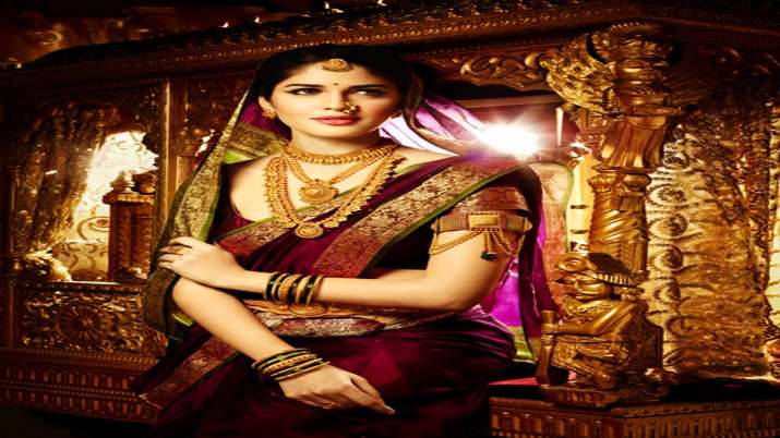 Gold prices fall Rs 372 on weak demand, strong rupee Gold prices fall Rs 372 on weak demand, strong rupee- India TV Paisa