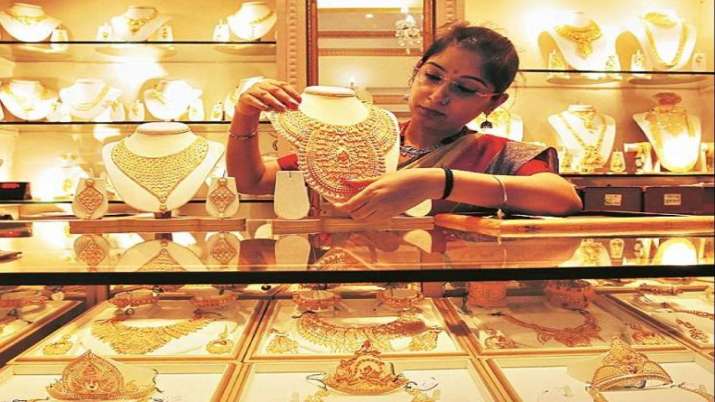 Gold prices rally Rs 460 on weak rupee, rise in crude prices Gold prices rally Rs 460 on weak rupee, rise in crude prices- India TV Paisa