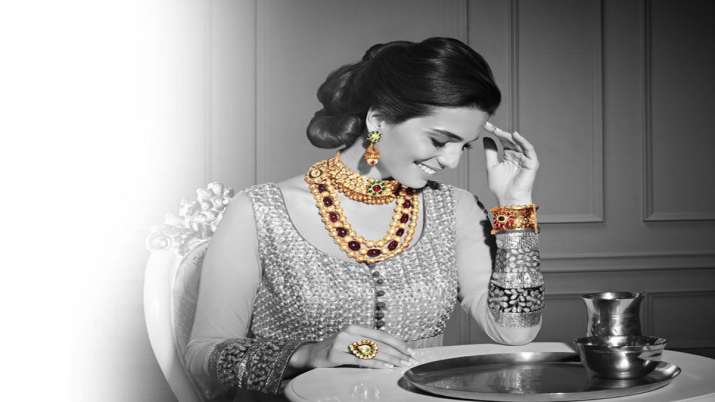 Gold drops by Rs 215 on strong rupee, tepid global cue Gold drops by Rs 215 on strong rupee, tepid global cue- India TV Paisa