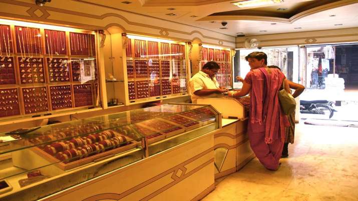 Gold rises by Rs 162 on lower rupee, higher global prices Gold rises by Rs 162 on lower rupee, higher global prices- India TV Paisa