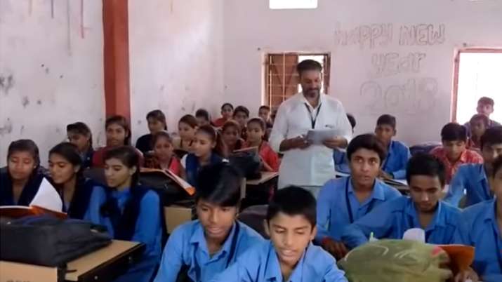 इंदौर के स्कूल में चपरासी वासुदेव 23 साल से पढ़ा रहे संस्कृत, हैरान कर देगी वजह इंदौर के स्कूल में चपरासी वासुदेव 23 साल से पढ़ा रहे संस्कृत, हैरान कर देगी वजह- India TV