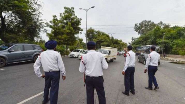 चालान पर देशभर में सियासी घमासान, बंगाल-महाराष्ट्र-गुजरात में जुर्माने पर 'डिस्काउंट' चालान पर देशभर में सियासी घमासान, बंगाल-महाराष्ट्र-गुजरात में जुर्माने पर 'डिस्काउंट'- India TV