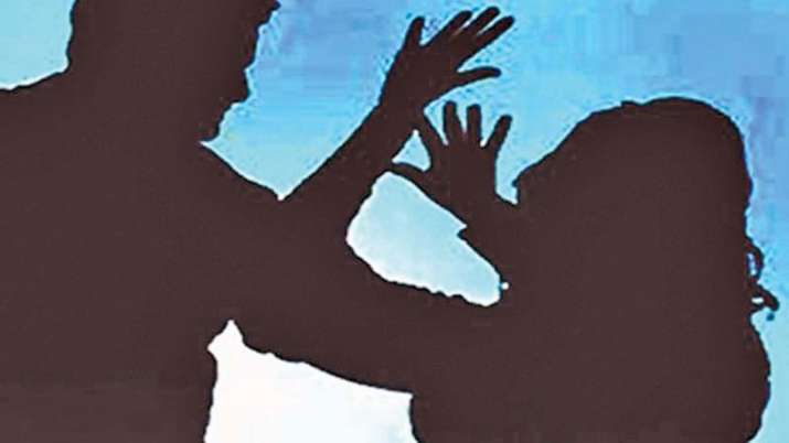 Seeing a lonely girl on a deserted road, the rogue tried to rape Seeing a lonely girl on a deserted road, the rogue tried to rape- India TV