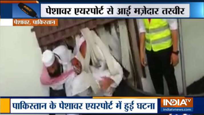 जब पाकिस्तान एयरपोर्ट पर एक्सरे मशीन से सामान की जगह निकलने लगे लोग..... जब पाकिस्तान एयरपोर्ट पर एक्सरे मशीन से सामान की जगह निकलने लगे लोग.....- India TV