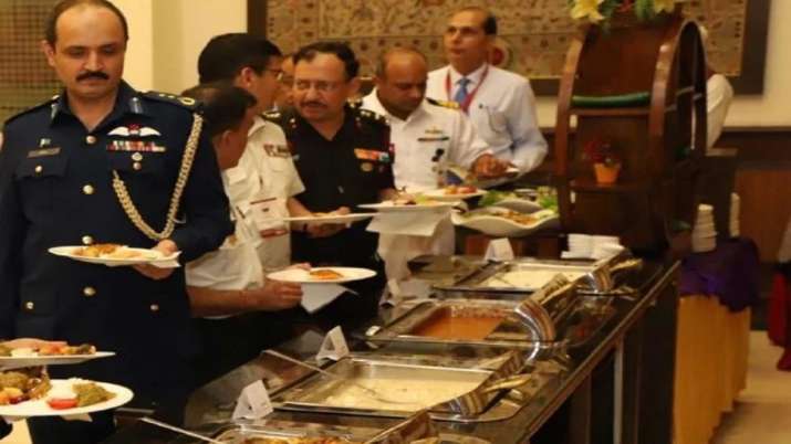 SCO बैठक से बनाई दूरी लेकिन रात के अंधेरे में खाना खाने पहुंच गए पाकिस्तानी अधिकारी, जमकर उड़ रहा मज SCO बैठक से बनाई दूरी लेकिन रात के अंधेरे में खाना खाने पहुंच गए पाकिस्तानी अधिकारी, जमकर उड़ रहा मज- India TV