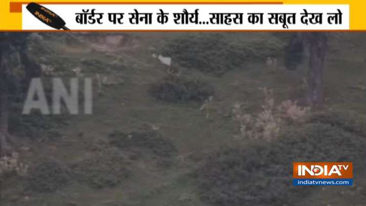 घुसपैठ की कोशिश में मारे गए कमांडो के शव ले गए पाक सैनिक, वीडियो आया सामने घुसपैठ की कोशिश में मारे गए कमांडो के शव ले गए पाक सैनिक, वीडियो आया सामने- India TV