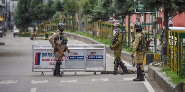 कश्मीर में जनजीवन प्रभावित, श्रीनगर के कुछ हिस्सों में नई पाबंदियां लगाई गईं कश्मीर में जनजीवन प्रभावित, श्रीनगर के कुछ हिस्सों में नई पाबंदियां लगाई गईं- India TV