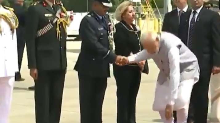 Narendra Modi's gesture at Houston airport highlights sense of humility | ANI Narendra Modi's gesture at Houston airport highlights sense of humility | ANI- India TV