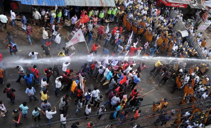 Police personnel use water cannon to disperse protestors... Police personnel use water cannon to disperse protestors...- India TV