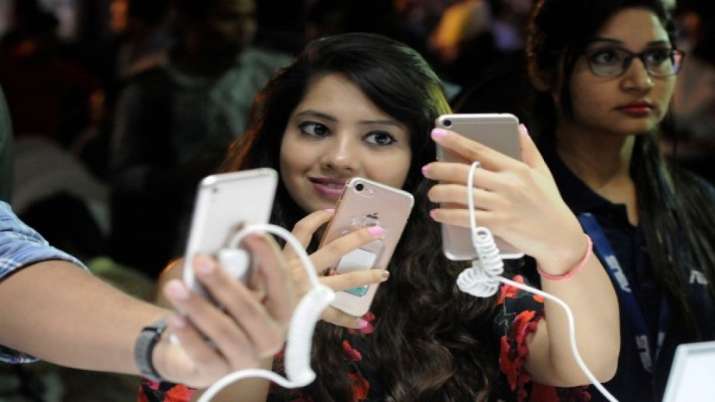Report claims Worldwide smartphone sales will fall by 3.2 percent Report claims Worldwide smartphone sales will fall by 3.2 percent- India TV Paisa