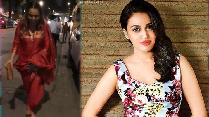 लाल बाग राजा के दर्शन करने गईं स्वरा भास्कर की चप्पल हुई चोरी, ट्वीट किया वीडियो लाल बाग राजा के दर्शन करने गईं स्वरा भास्कर की चप्पल हुई चोरी, ट्वीट किया वीडियो- India TV