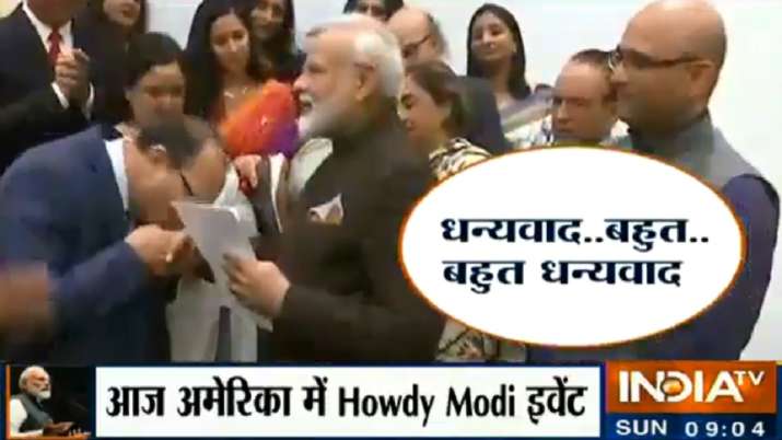 अमेरिका में रह रहे कश्मीरी पंडित ने चूमा पीएम मोदी का हाथ अमेरिका में रह रहे कश्मीरी पंडित ने चूमा पीएम मोदी का हाथ- India TV